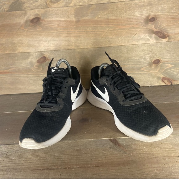 Nike tanjun Womens size 8.5 shoes black white athletic running sneakers - Picture 3 of 8